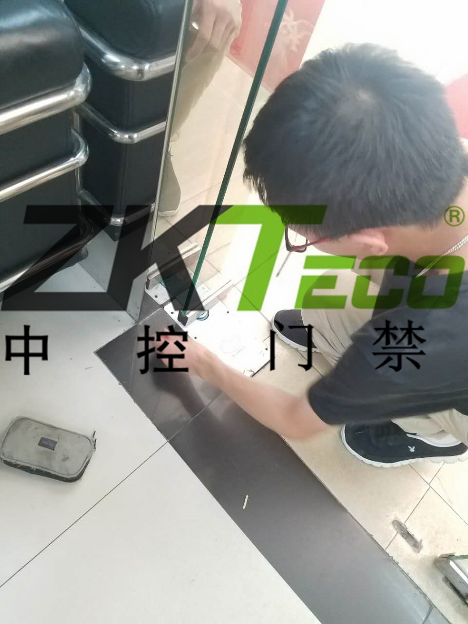 中控門(mén)禁公司在越秀區(qū)更換玻璃門(mén)彈簧，調(diào)維修玻璃門(mén)